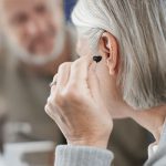 Άτομο που χρησιμοποιεί ακουστικά βαρηκοΐας στην καθημερινότητά του