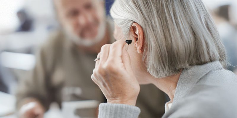 Άτομο που χρησιμοποιεί ακουστικά βαρηκοΐας στην καθημερινότητά του
