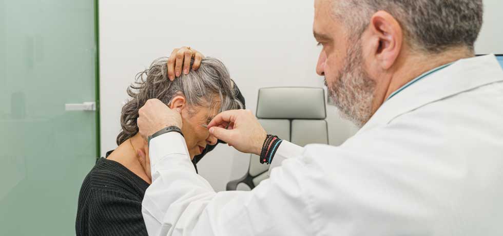 Εξέταση και ρύθμιση αόρατων ακουστικών από εξειδικευμένο προσωπικό